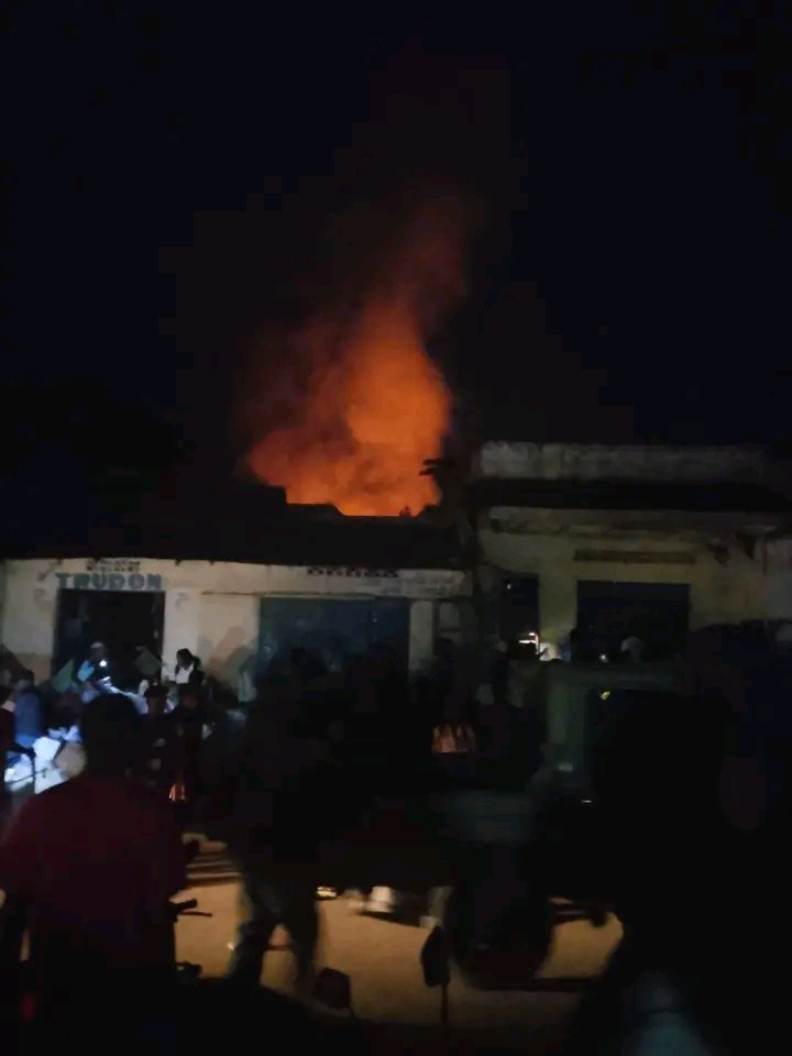 Kananga : un incendie ravage plusieurs commerces sur l’avenue Étienne-Tshisekedi