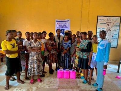 Kananga : la fabrication de bacterol, un nouveau savoir-faire pour près de 50 filles accompagnées par le projet VLFR